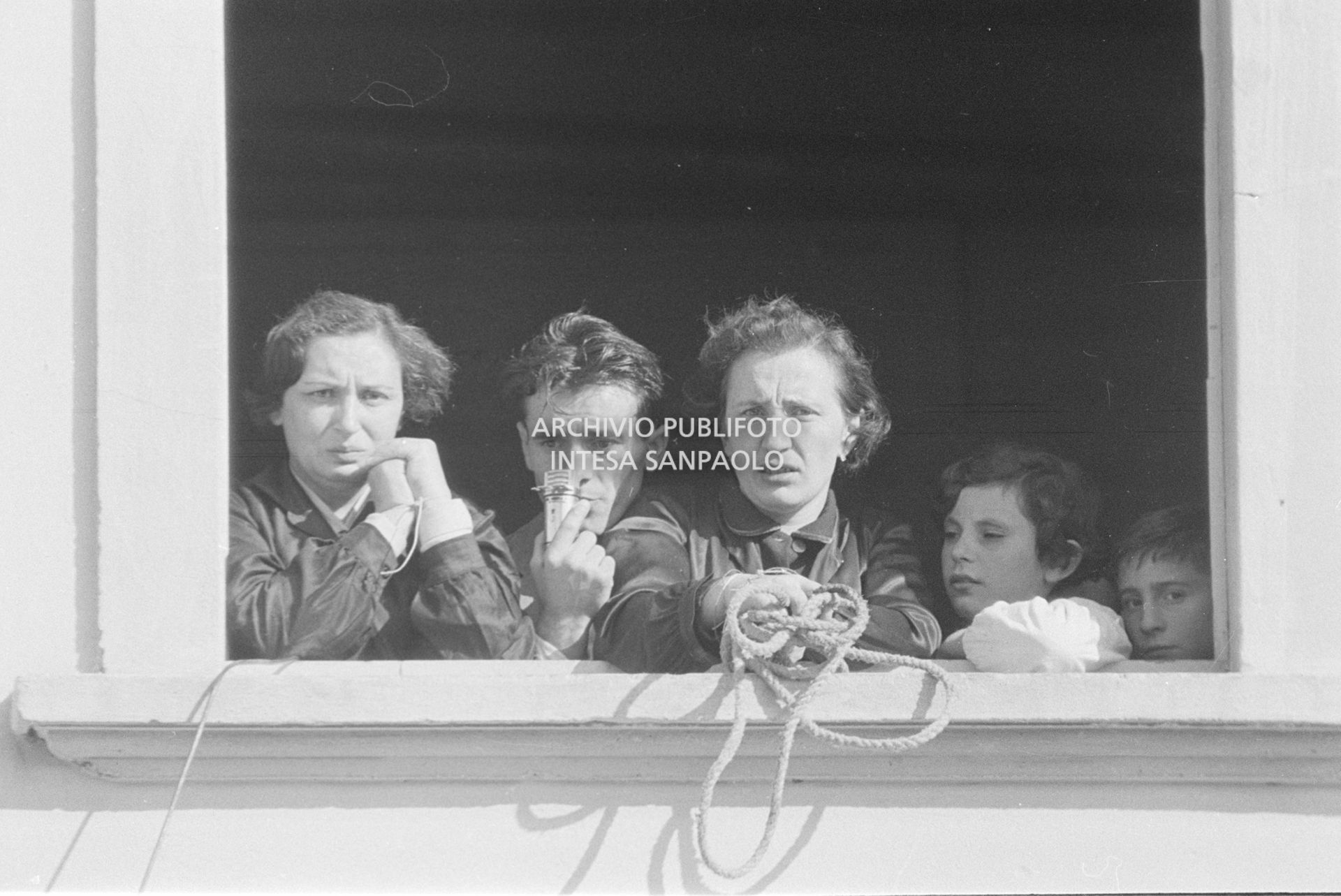 Arturo Santato, parla al microfono, alla finestra della scuola elementare di Terrazzano, frazione di Rho in provincia di Milano, a fianco a due maestre che ha sequestrato, insieme agli alunni e a un'altra maestra, con il fratello Egidio