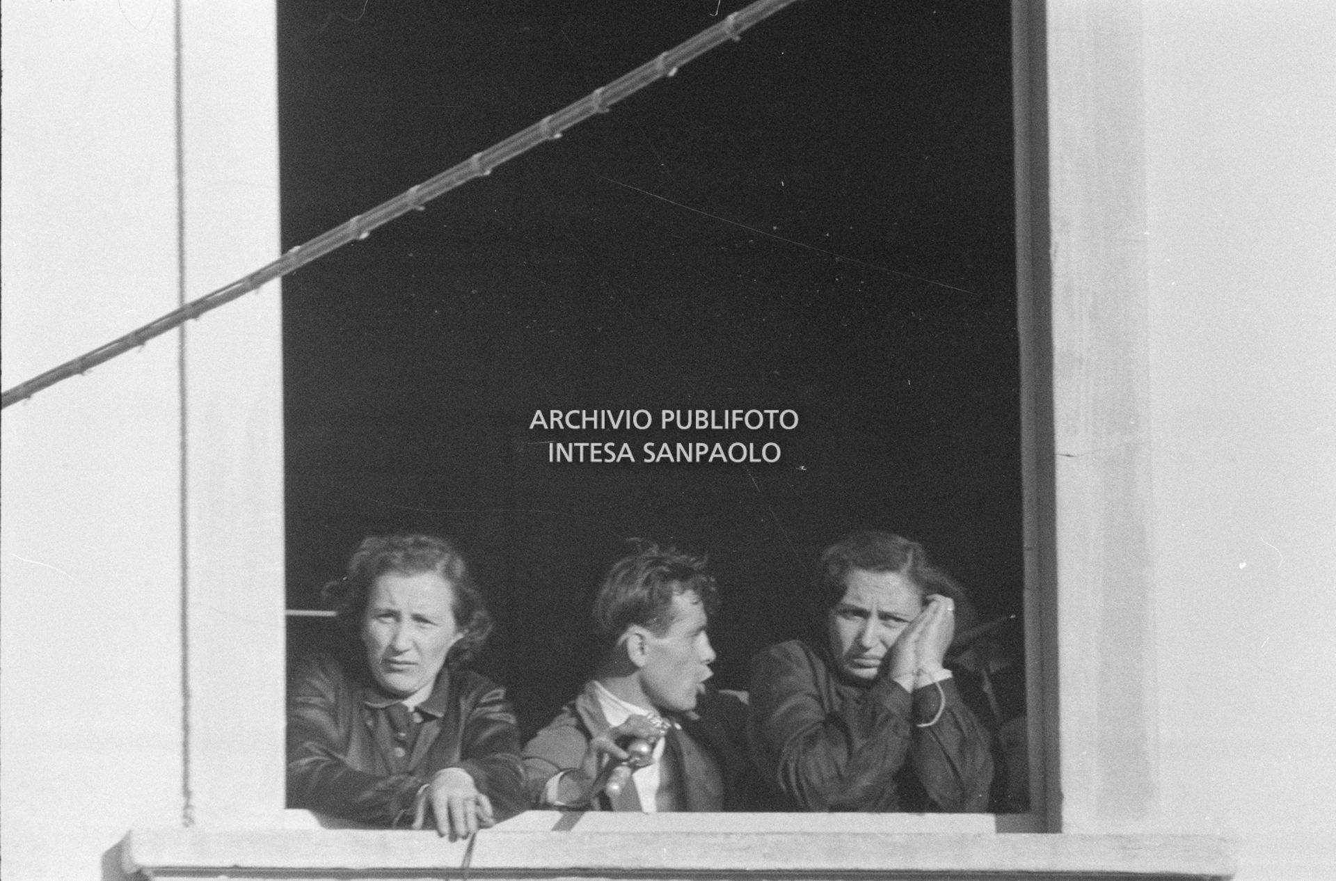 Arturo Santato, parla al microfono, alla finestra della scuola elementare di Terrazzano, frazione di Rho in provincia di Milano, a fianco a due maestre che ha sequestrato, insieme agli alunni e a un'altra maestra, con il fratello Egidio