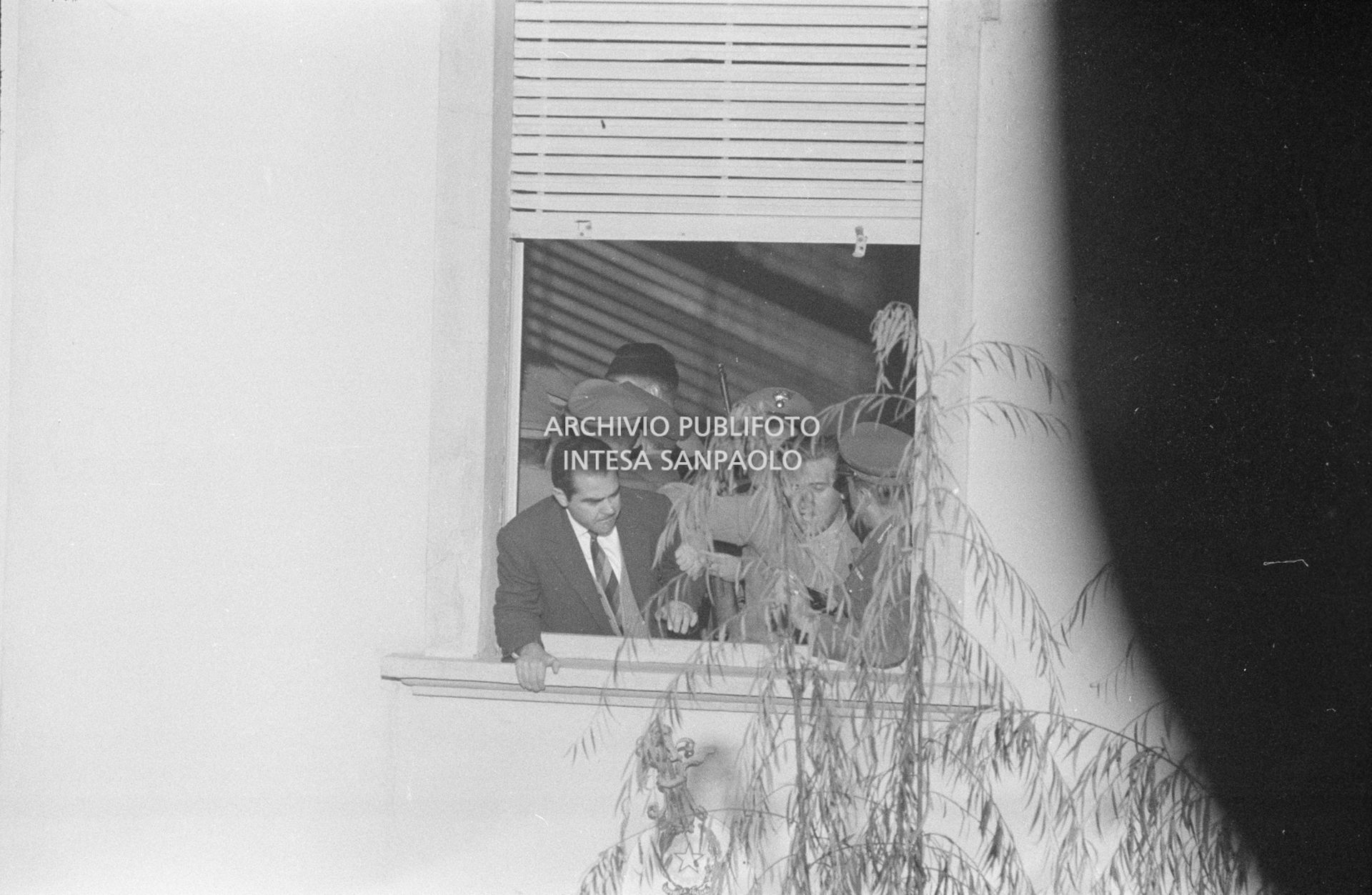 Uomini delle forze dell'ordine alla finestra della scuola elementare di Terrazzano, frazione di Rho in provincia di Milano, dopo aver fatto irruzione durante il sequestro delle maestre e degli alunni da parte dei fratelli Santato