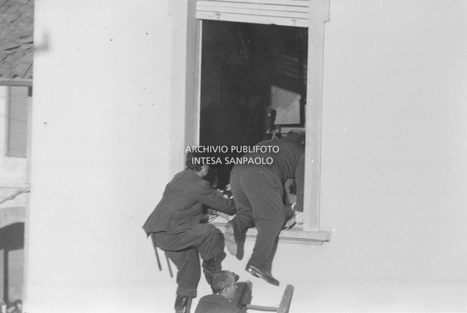 Uomini delle forze dell'ordine si introducono nella scuola elementare di Terrazzano, frazione di Rho in provincia di Milano, attraverso la finestra, nel corso del sequestro delle maestre e degli alunni da parte dei fratelli Santato