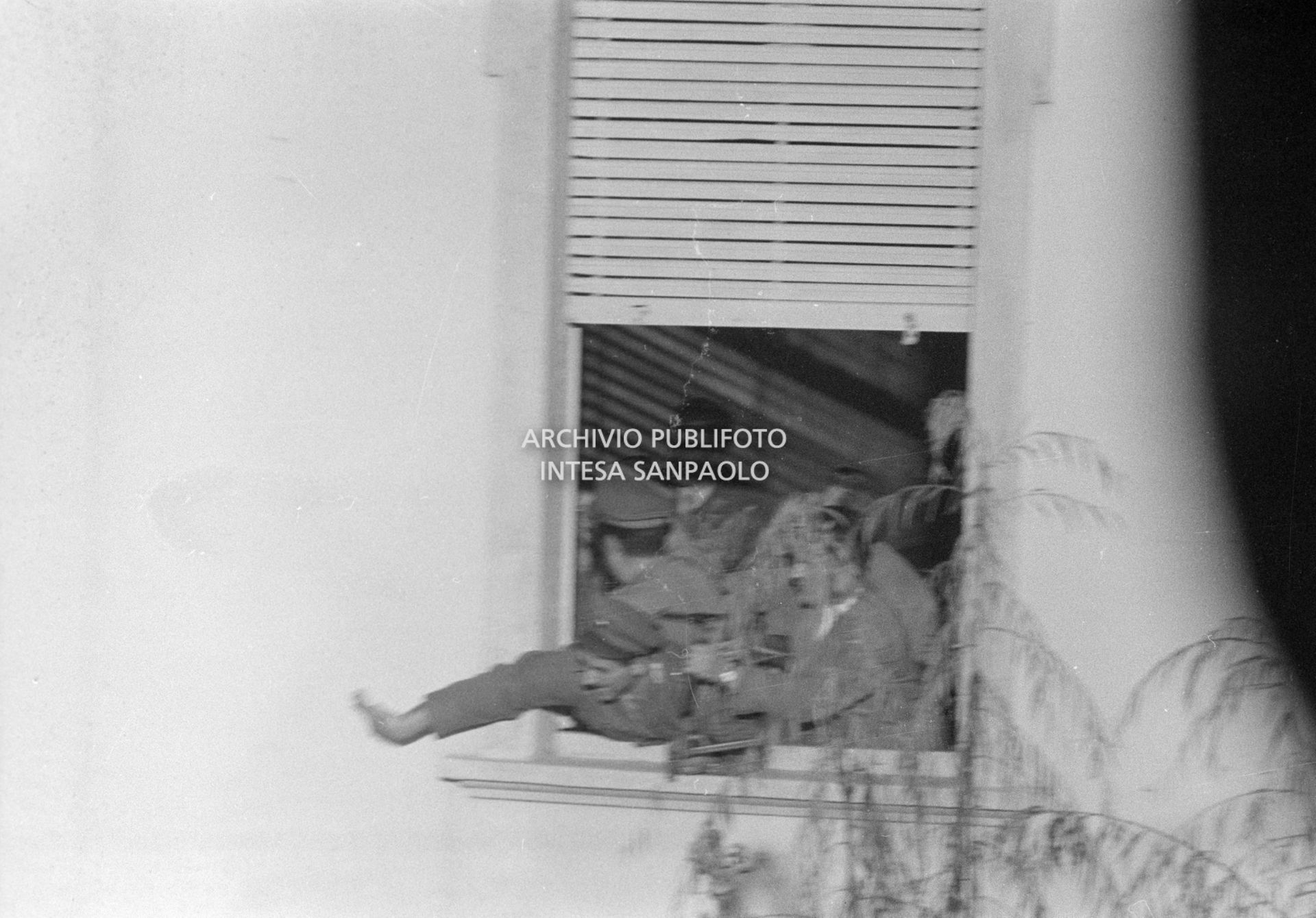 Uomini delle forze dell'ordine alla finestra della scuola elementare di Terrazzano, frazione di Rho in provincia di Milano, dopo aver fatto irruzione durante il sequestro delle maestre e degli alunni da parte dei fratelli Santato