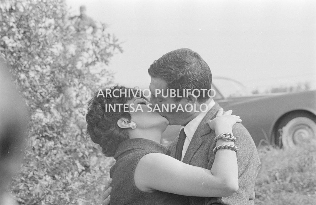 Sophia Loren e Marcello Mastrioianni si baciano sul set del secondo episodio, ambientato a Milano, del film "Ieri, oggi, domani" del regista Vittorio De Sica