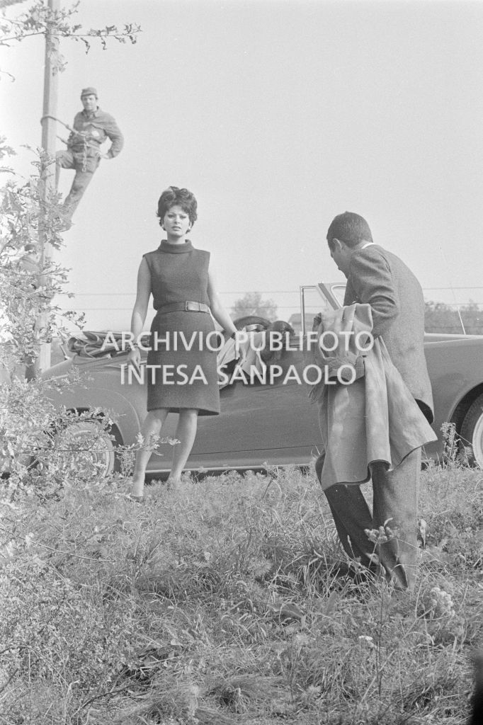 Sophia Loren e Marcello Mastrioianni sul set del secondo episodio, ambientato a Milano, del film "Ieri, oggi, domani" del regista Vittorio De Sica