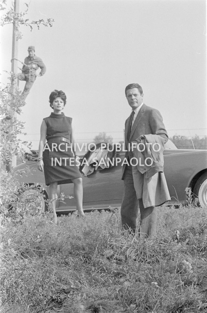 Sophia Loren e Marcello Mastrioianni sul set del secondo episodio, ambientato a Milano, del film "Ieri, oggi, domani" del regista Vittorio De Sica