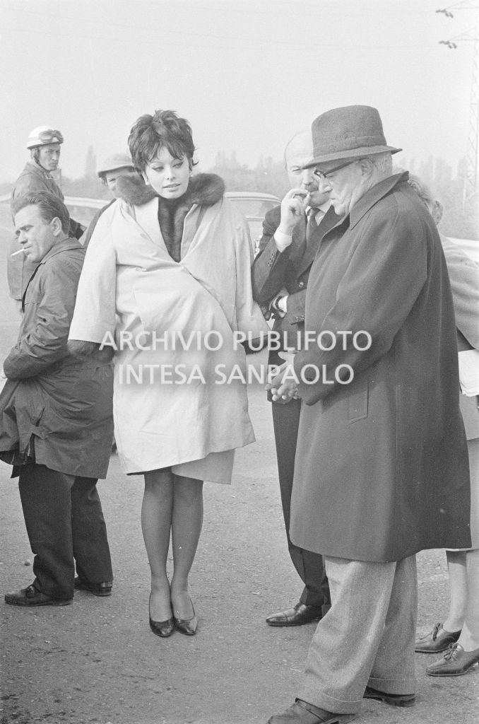 Sophia Loren con Armando Trovajoli e Vittorio De Sica durante le riprese del secondo episodio, ambientato a Milano, del film "Ieri, oggi, domani"