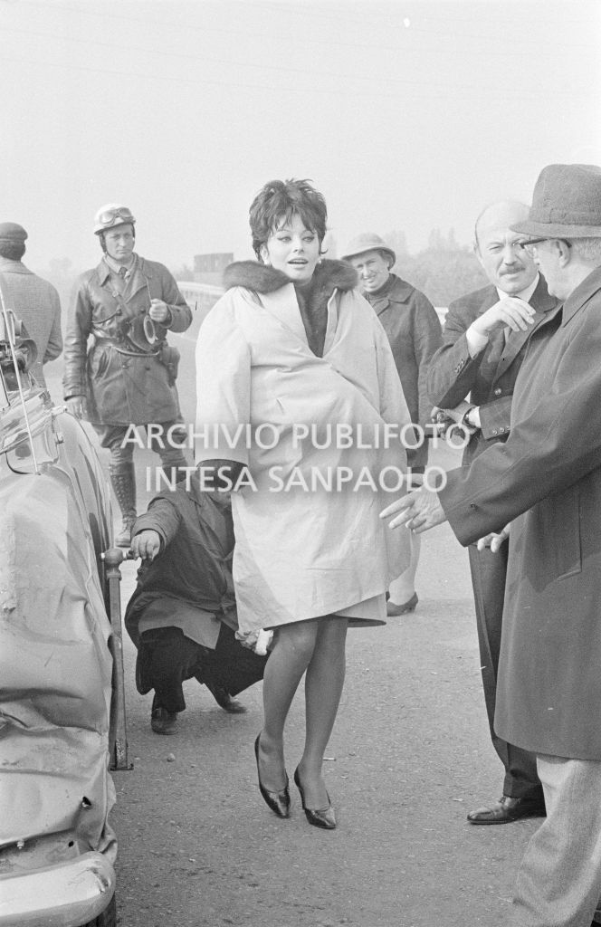 Sophia Loren con Armando Trovajoli e Vittorio De Sica durante le riprese del secondo episodio, ambientato a Milano, del film "Ieri, oggi, domani"