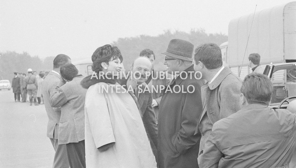 Sophia Loren, Armando Trovajoli, Vittorio De Sica e Marcello Mastroianni durante le riprese del secondo episodio, ambientato a Milano, del film "Ieri, oggi, domani"