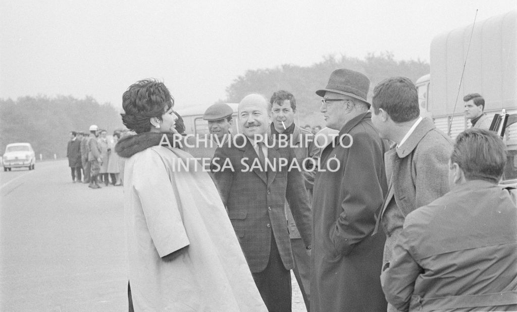 Sophia Loren, Armando Trovajoli, Vittorio De Sica e Marcello Mastroianni durante le riprese del secondo episodio, ambientato a Milano, del film "Ieri, oggi, domani"