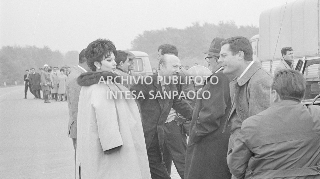 Sophia Loren, Armando Trovajoli, Vittorio De Sica e Marcello Mastroianni durante le riprese del secondo episodio, ambientato a Milano, del film "Ieri, oggi, domani"