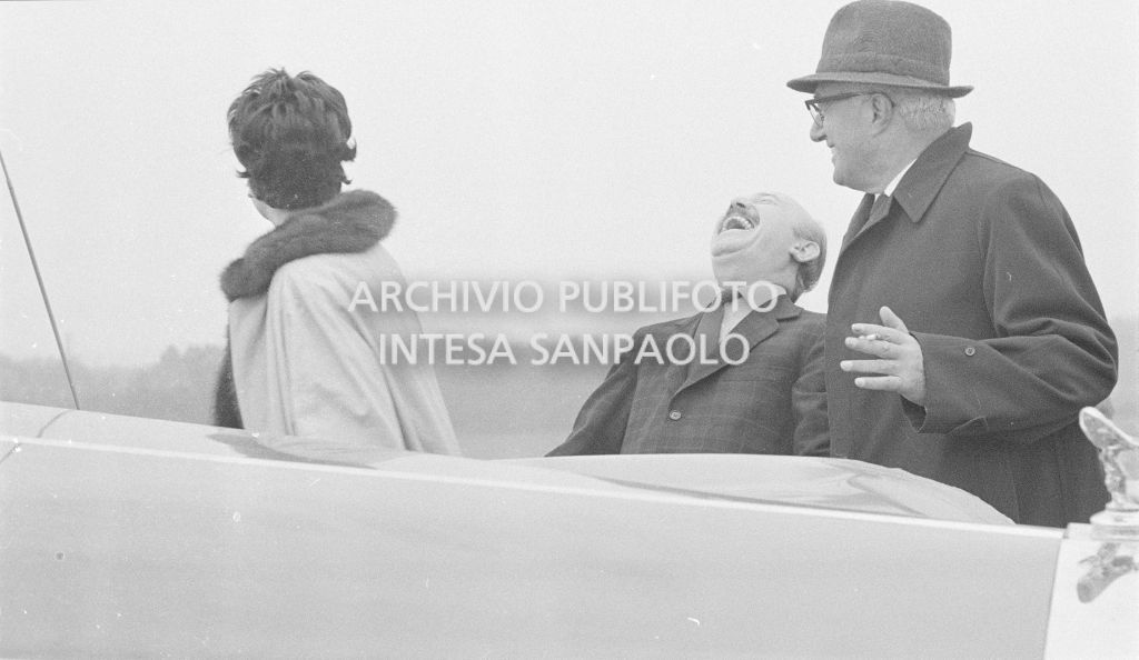 Sophia Loren, Armando Trovajoli e Vittorio De Sica durante le riprese del secondo episodio, ambientato a Milano, del film "Ieri, oggi, domani"