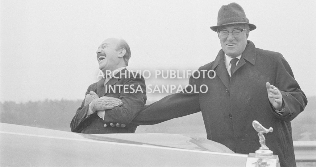 Armando Trovajoli e Vittorio De Sica durante le riprese del secondo episodio, ambientato a Milano, del film "Ieri, oggi, domani"