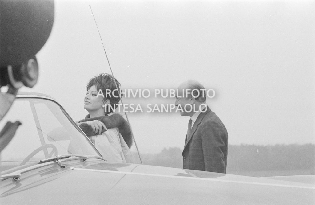 Sophia Loren e Armando Trovajoli durante le riprese del secondo episodio, ambientato a Milano, del film "Ieri, oggi, domani" del regista Vittorio De Sica