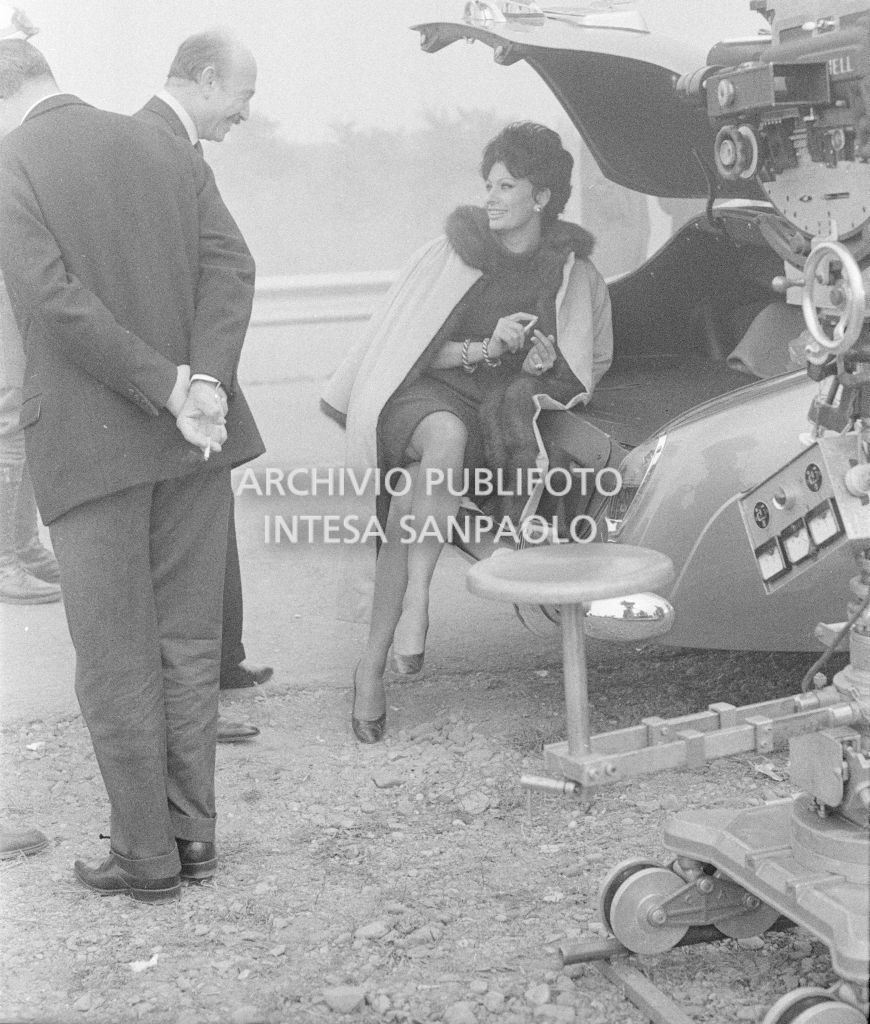 Sophia Loren con Armando Trovajoli durante le riprese del secondo episodio, ambientato a Milano, del film "Ieri, oggi, domani" del regista Vittorio De Sica. A destra la cinepresa su carrello