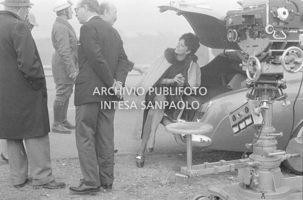 Sophia Loren con Armando Trovajoli durante le riprese del secondo episodio, ambientato a Milano, del film "Ieri, oggi, domani" del regista Vittorio De Sica. A destra la cinepresa su carrello