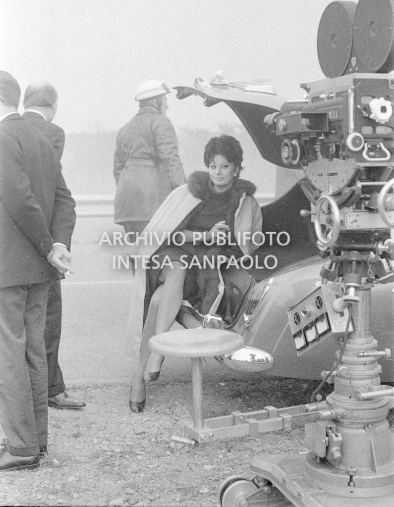Sophia Loren, durante le riprese del secondo episodio, ambientato a Milano, del film "Ieri, oggi, domani" del regista Vittorio De Sica. A destra la cinepresa su carrello