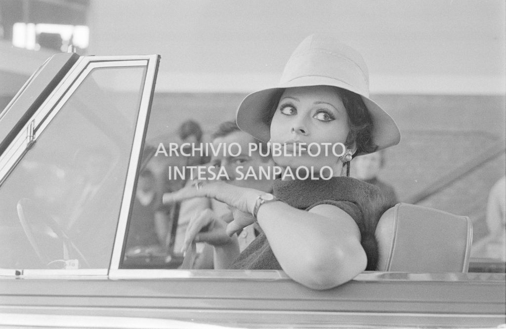 Sophia Loren e Marcello Mastroianni a bordo di una Rolls-Royce, sul set del secondo episodio, ambientato a Milano, del film "Ieri, oggi, domani" del regista Vittorio De Sica