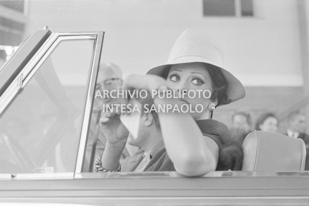 Sophia Loren e Marcello Mastroianni a bordo di una Rolls-Royce, sul set del secondo episodio, ambientato a Milano, del film "Ieri, oggi, domani" del regista Vittorio De Sica