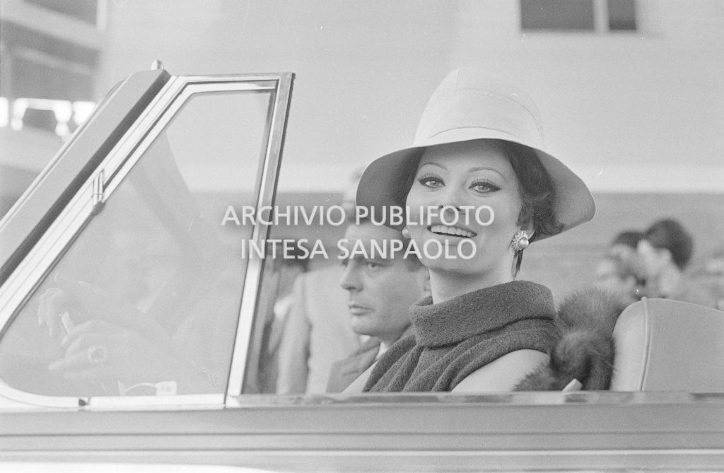 Sophia Loren e Marcello Mastroianni a bordo di una Rolls-Royce, sul set del secondo episodio, ambientato a Milano, del film "Ieri, oggi, domani" del regista Vittorio De Sica