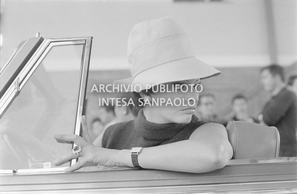 Sophia Loren a bordo di una Rolls-Royce, sul set del secondo episodio, ambientato a Milano, del film "Ieri, oggi, domani" del regista Vittorio De Sica
