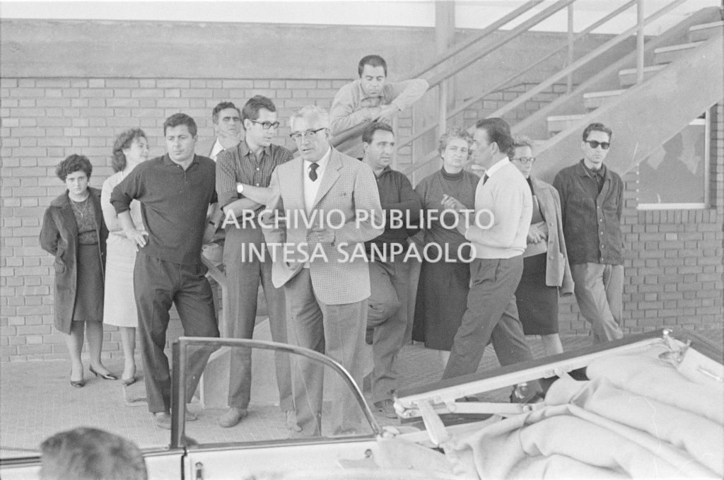 Vittorio De Sica sul set del secondo episodio, ambientato a Milano, del film "Ieri, oggi, domani" che dirige