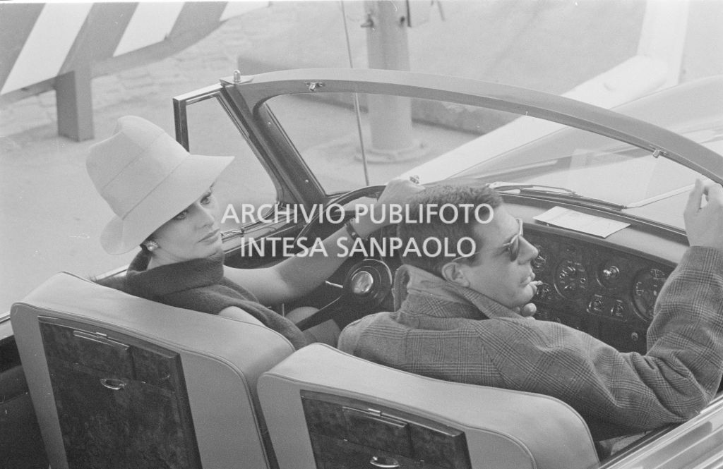 Sophia Loren e Marcello Mastroianni a bordo di una Rolls-Royce, sul set del secondo episodio, ambientato a Milano, del film "Ieri, oggi, domani" del regista Vittorio De Sica