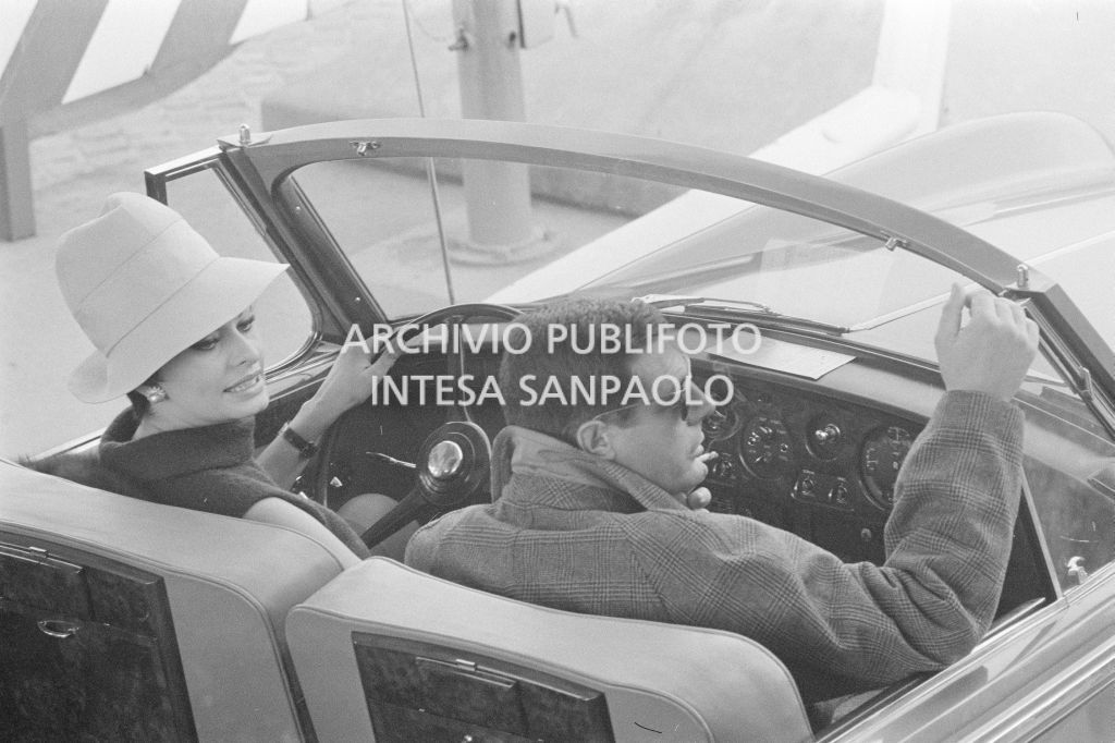 Sophia Loren e Marcello Mastroianni a bordo di una Rolls-Royce, sul set del secondo episodio, ambientato a Milano, del film "Ieri, oggi, domani" del regista Vittorio De Sica