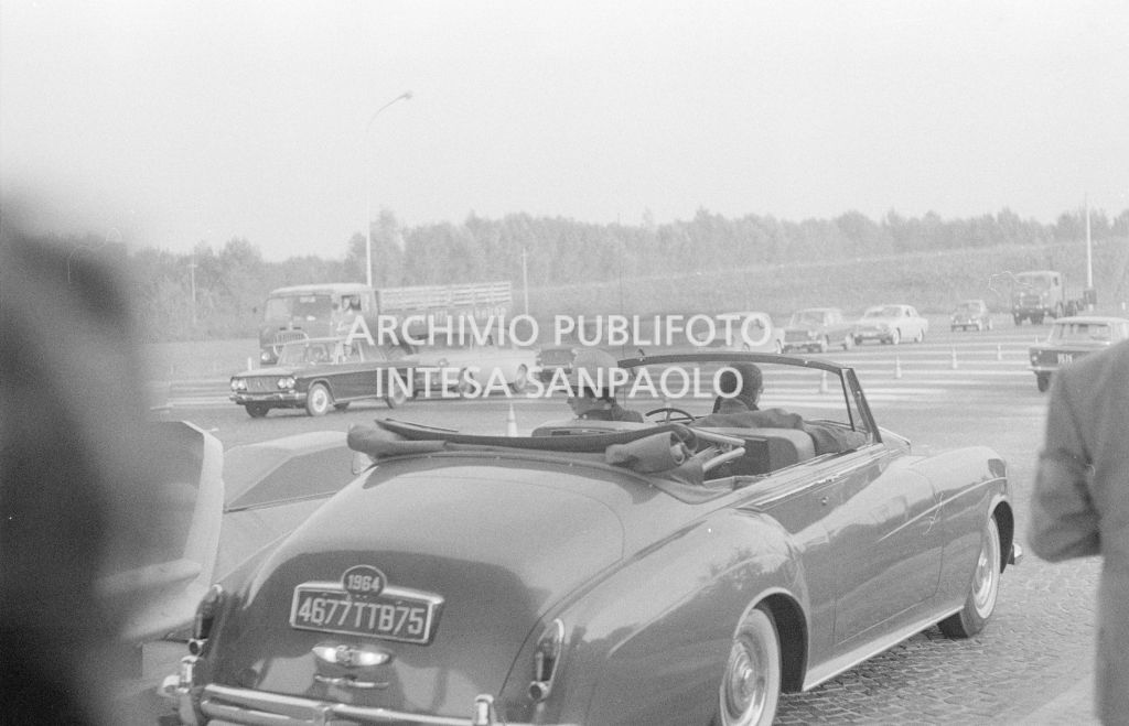 Sophia Loren e Marcello Mastroianni a bordo di una Rolls-Royce, sul set del secondo episodio, ambientato a Milano, del film "Ieri, oggi, domani" del regista Vittorio De Sica