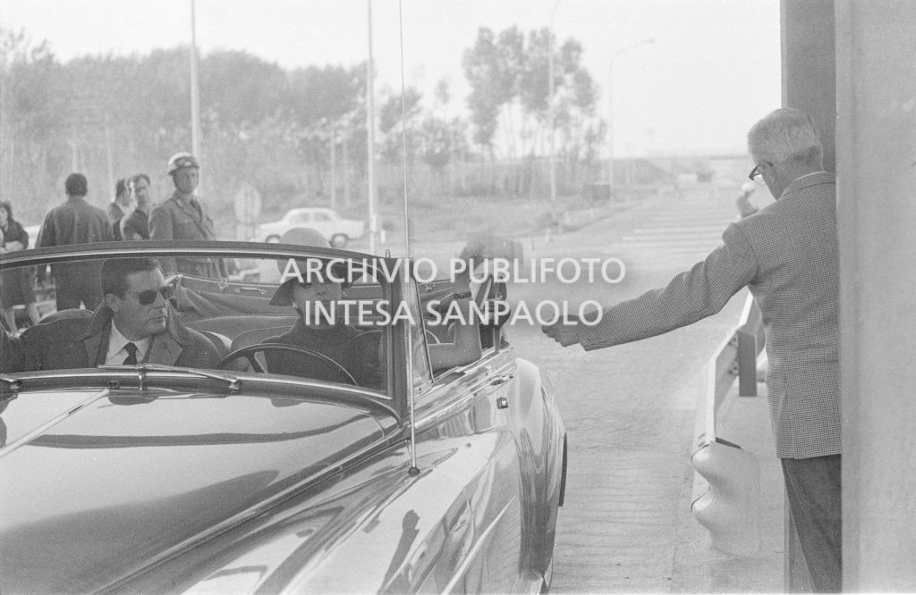 Sophia Loren e Marcello Mastroianni a bordo di una Rolls-Royce, sul set del secondo episodio, ambientato a Milano, del film "Ieri, oggi, domani" del regista Vittorio De Sica (sulla destra)