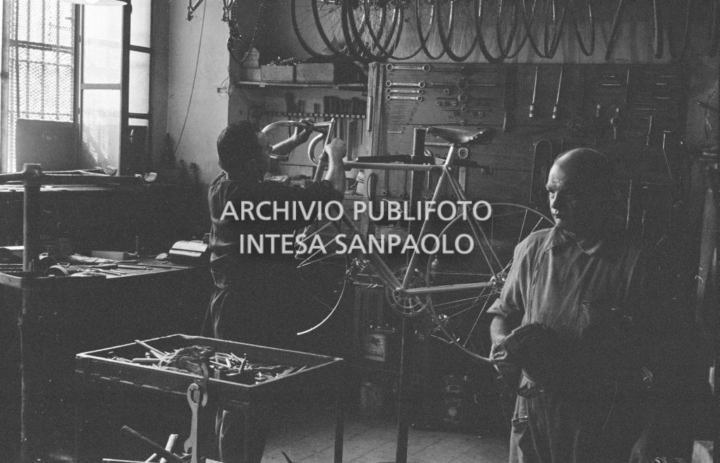 Il meccanico Giuseppe De Grandi, detto Pinella, prepara la bicicletta di Roger Rivière in vista del record dell'ora che il ciclista francese si sarebbe aggiudicato di lì a tre giorni