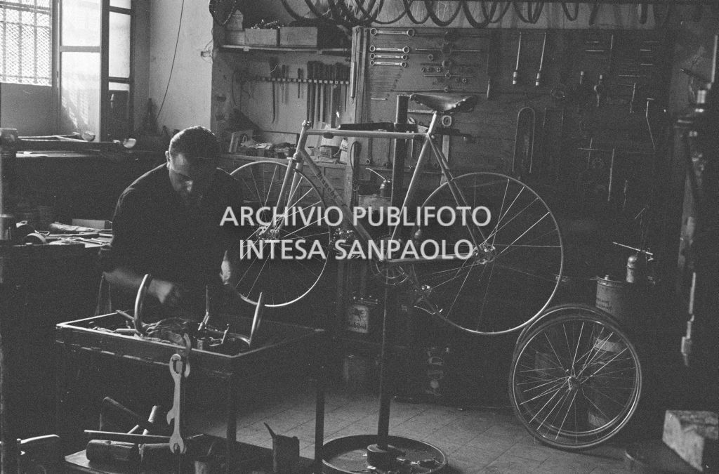 Il meccanico Giuseppe De Grandi, detto Pinella, prepara la bicicletta di Roger Rivière in vista del record dell'ora che il ciclista francese si sarebbe aggiudicato di lì a tre giorni