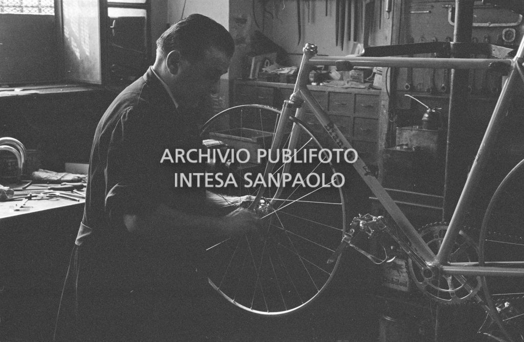 Il meccanico Giuseppe De Grandi, detto Pinella, prepara la bicicletta di Roger Rivière in vista del record dell'ora che il ciclista francese si sarebbe aggiudicato di lì a tre giorni