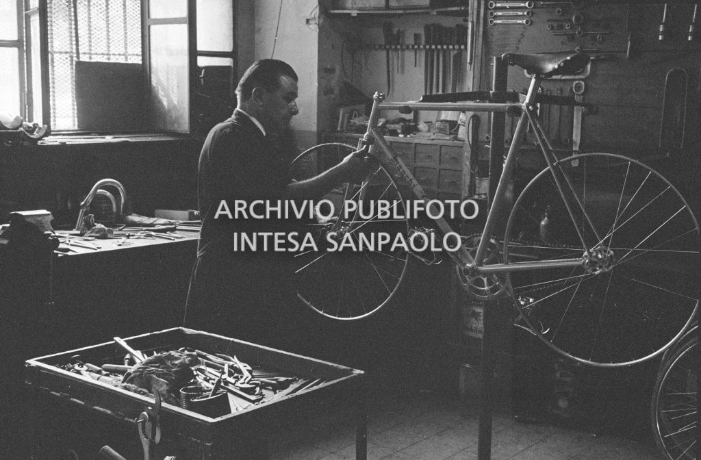 Il meccanico Giuseppe De Grandi, detto Pinella, prepara la bicicletta di Roger Rivière in vista del record dell'ora che il ciclista francese si sarebbe aggiudicato di lì a tre giorni