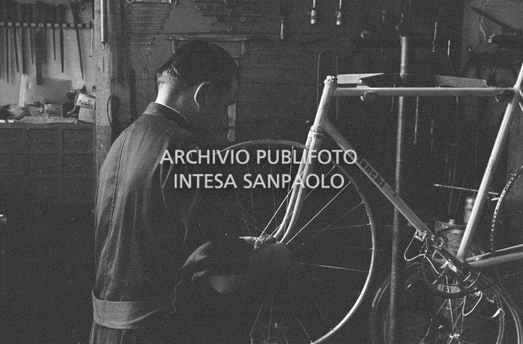 Il meccanico Giuseppe De Grandi, detto Pinella, prepara la bicicletta di Roger Rivière in vista del record dell'ora che il ciclista francese si sarebbe aggiudicato di lì a tre giorni