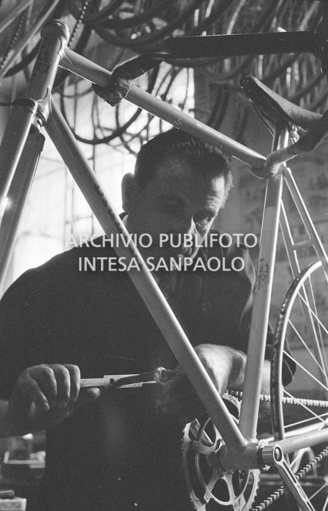 Il meccanico Giuseppe De Grandi, detto Pinella, prepara la bicicletta di Roger Rivière in vista del record dell'ora che il ciclista francese si sarebbe aggiudicato di lì a tre giorni