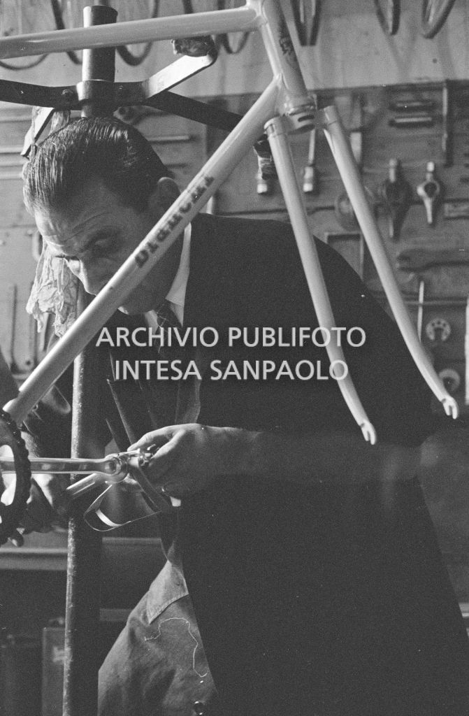 Il meccanico Giuseppe De Grandi, detto Pinella, prepara la bicicletta di Roger Rivière in vista del record dell'ora che il ciclista francese si sarebbe aggiudicato di lì a tre giorni