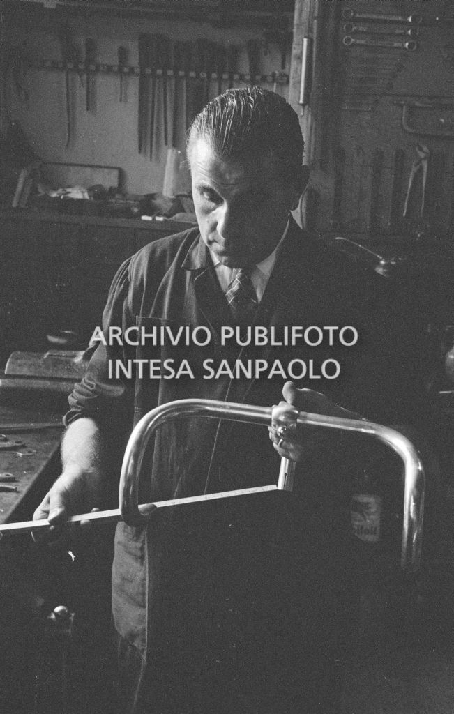 Il meccanico Giuseppe De Grandi, detto Pinella, prepara la bicicletta di Roger Rivière in vista del record dell'ora che il ciclista francese si sarebbe aggiudicato di lì a tre giorni