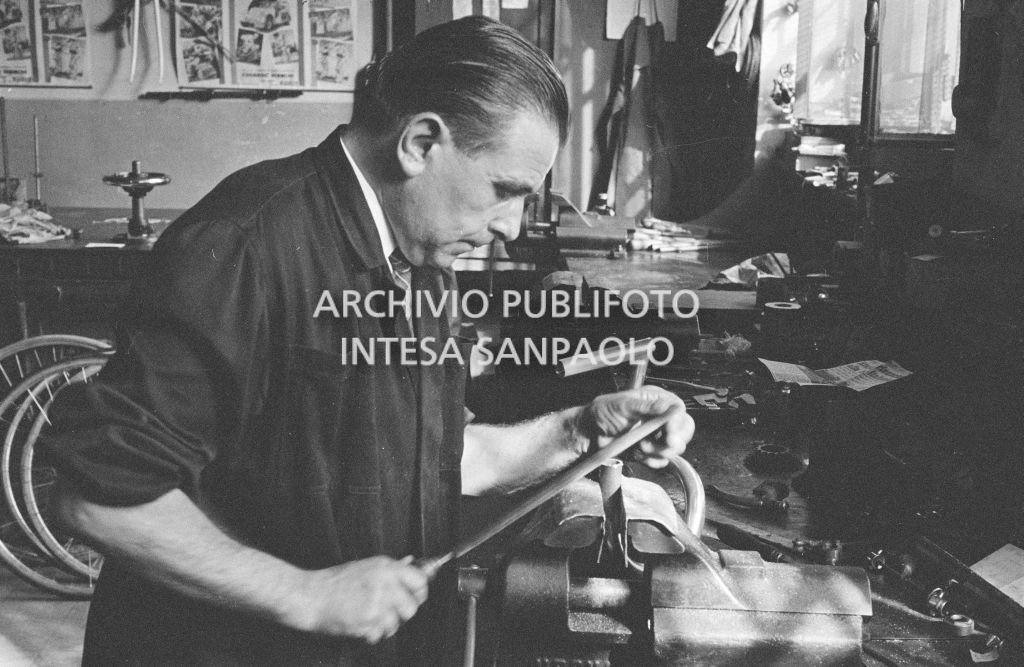 Il meccanico Giuseppe De Grandi, detto Pinella, prepara la bicicletta di Roger Rivière in vista del record dell'ora che il ciclista francese si sarebbe aggiudicato di lì a tre giorni