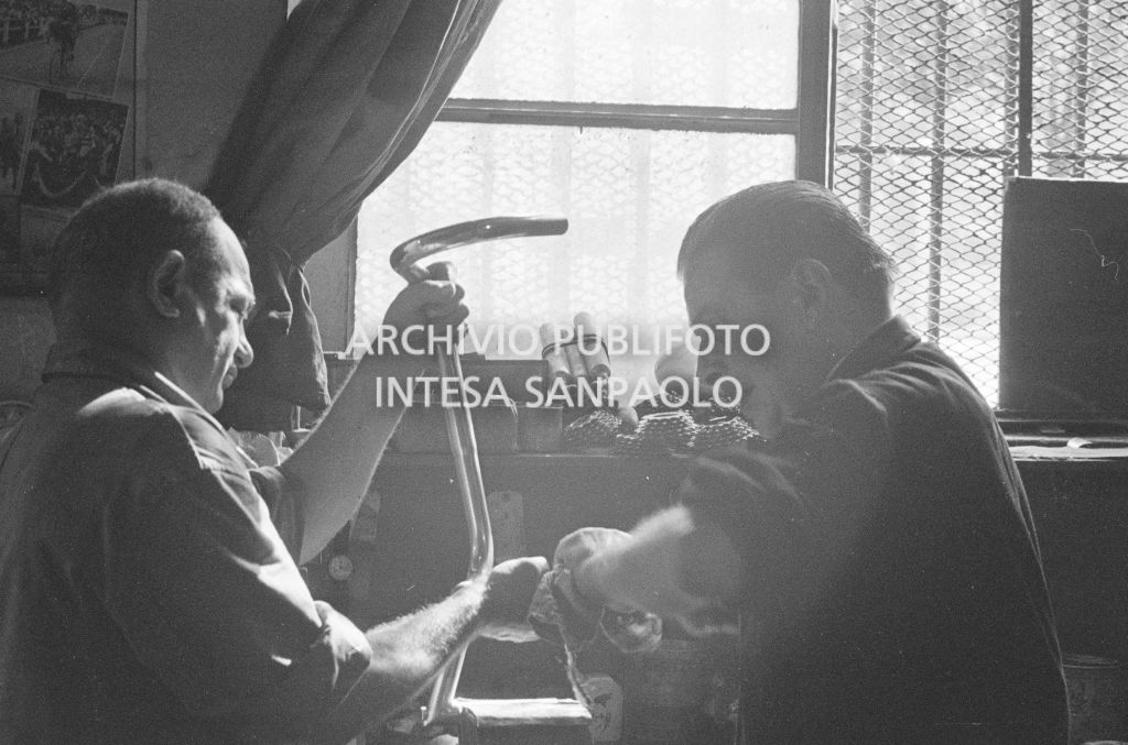 Il meccanico Giuseppe De Grandi, detto Pinella, insieme a un suo assistente, prepara la bicicletta di Roger Rivière in vista del record dell'ora che il ciclista francese si sarebbe aggiudicato di lì a tre giorni