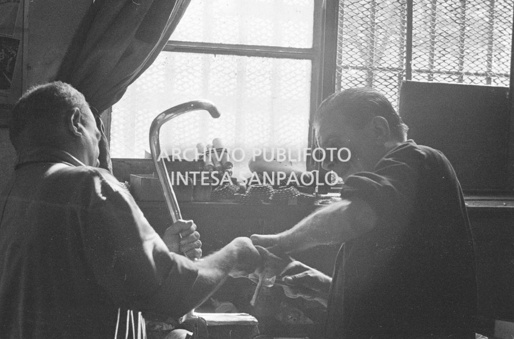 Il meccanico Giuseppe De Grandi, detto Pinella, insieme a un suo assistente, prepara la bicicletta di Roger Rivière in vista del record dell'ora che il ciclista francese si sarebbe aggiudicato di lì a tre giorni
