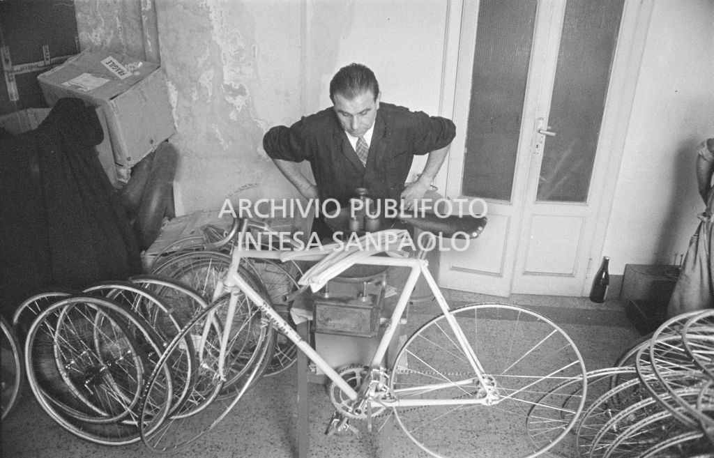 Il meccanico Giuseppe De Grandi, detto Pinella, prepara la bicicletta di Roger Rivière in vista del record dell'ora che il ciclista francese si sarebbe aggiudicato di lì a tre giorni