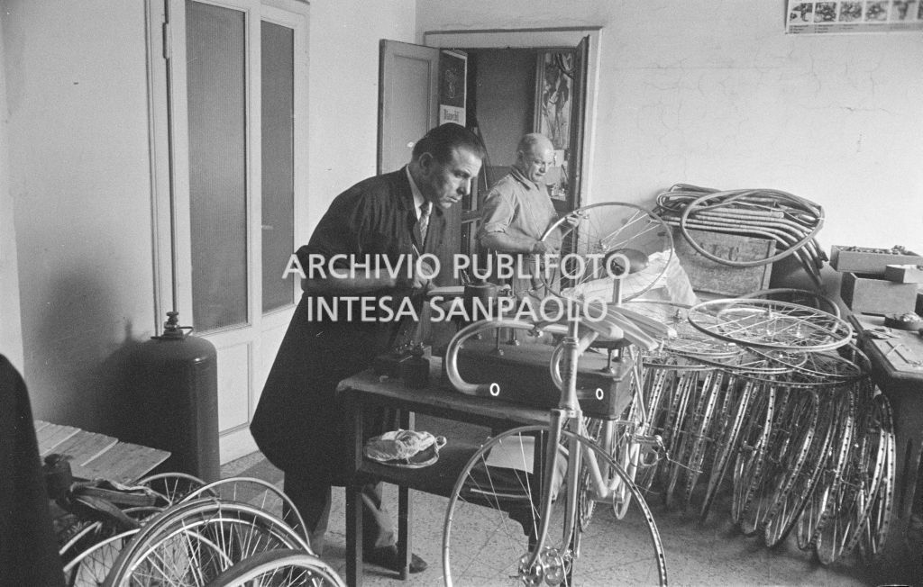 Il meccanico Giuseppe De Grandi, detto Pinella, prepara la bicicletta di Roger Rivière in vista del record dell'ora che il ciclista francese si sarebbe aggiudicato di lì a tre giorni