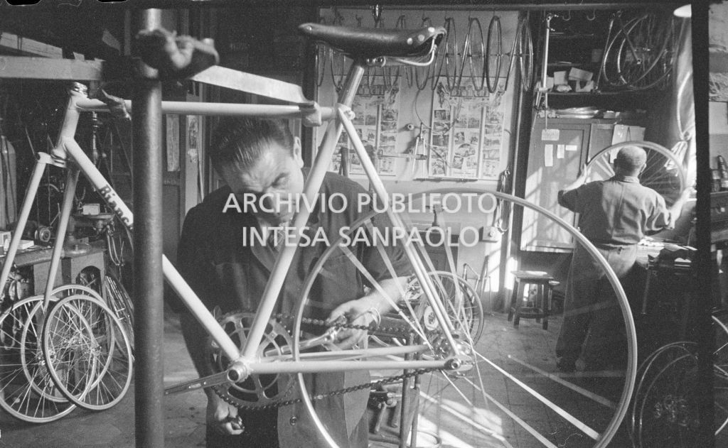 Il meccanico Giuseppe De Grandi, detto Pinella, prepara la bicicletta di Roger Rivière in vista del record dell'ora che il ciclista francese si sarebbe aggiudicato di lì a tre giorni