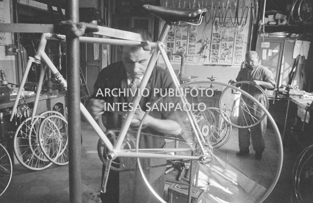Il meccanico Giuseppe De Grandi, detto Pinella, prepara la bicicletta di Roger Rivière in vista del record dell'ora che il ciclista francese si sarebbe aggiudicato di lì a tre giorni