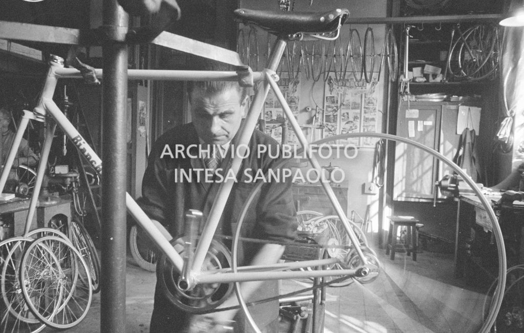 Il meccanico Giuseppe De Grandi, detto Pinella, prepara la bicicletta di Roger Rivière in vista del record dell'ora che il ciclista francese si sarebbe aggiudicato di lì a tre giorni