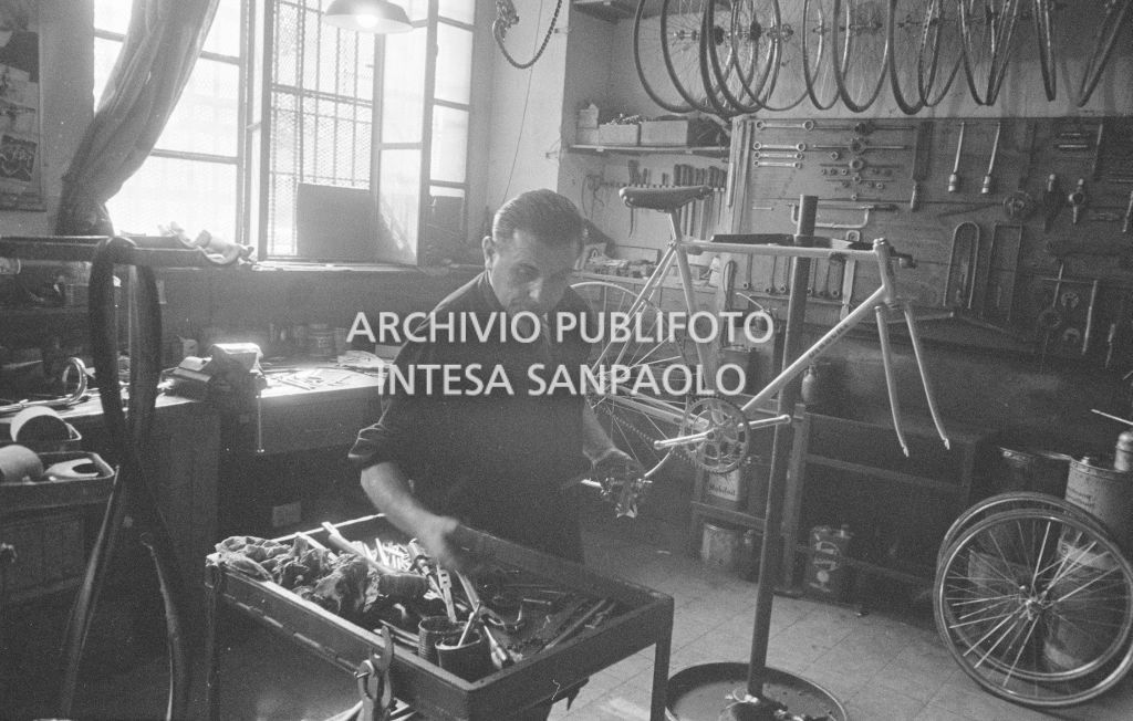Il meccanico Giuseppe De Grandi, detto Pinella, prepara la bicicletta di Roger Rivière in vista del record dell'ora che il ciclista francese si sarebbe aggiudicato di lì a tre giorni
