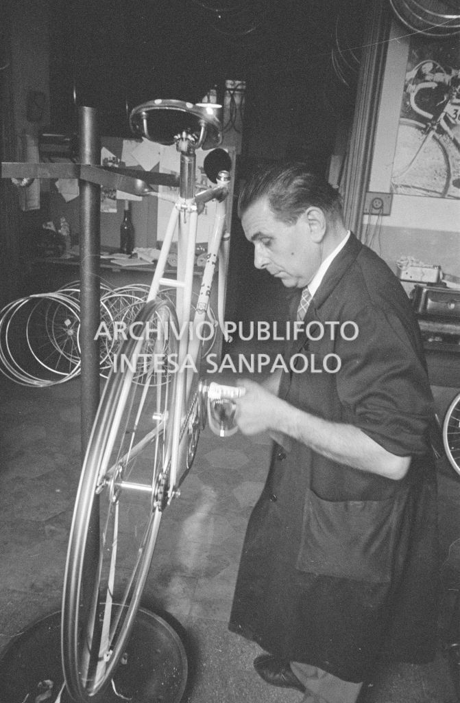 Il meccanico Giuseppe De Grandi, detto Pinella, prepara la bicicletta di Roger Rivière in vista del record dell'ora che il ciclista francese si sarebbe aggiudicato di lì a tre giorni