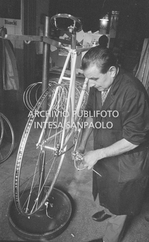 Il meccanico Giuseppe De Grandi, detto Pinella, prepara la bicicletta di Roger Rivière in vista del record dell'ora che il ciclista francese si sarebbe aggiudicato di lì a tre giorni