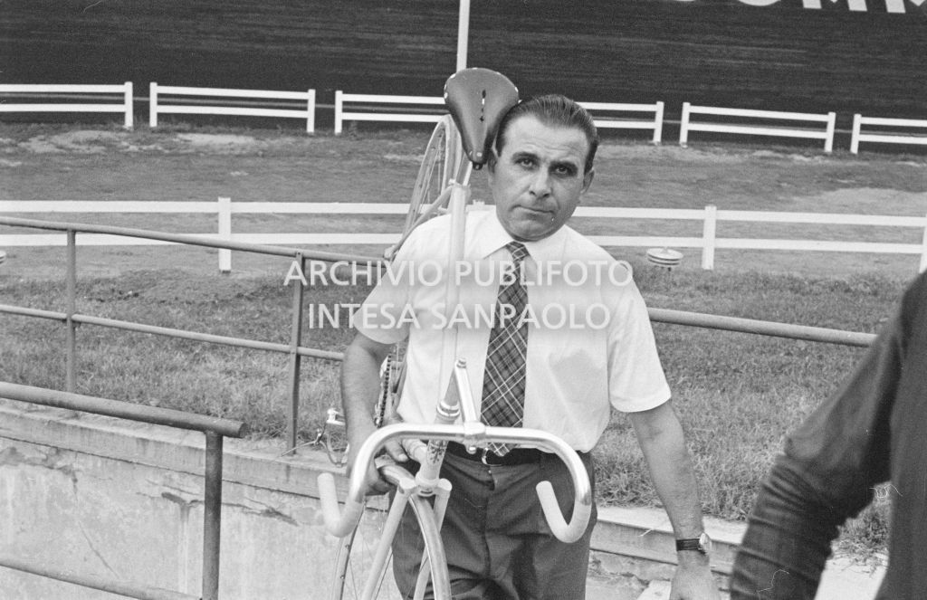 Il meccanico Giuseppe De Grandi, detto Pinella, al velodromo Vigorelli di Milano,  imbraccia la bicicletta che ha preparato per Roger Rivière in vista del record dell'ora che il ciclista francese si sarebbe aggiudicato di lì a tre giorni