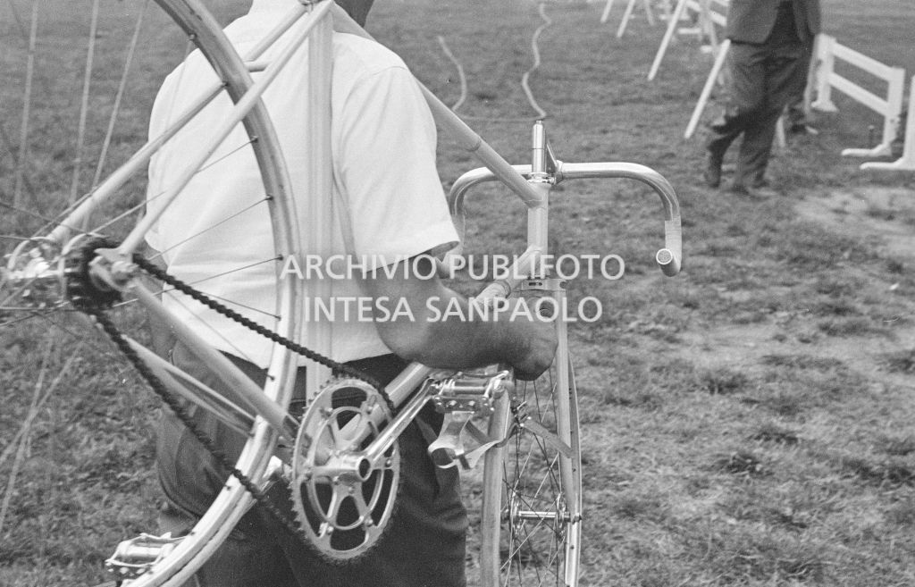 Il meccanico Giuseppe De Grandi, detto Pinella, al velodromo Vigorelli di Milano, imbraccia la bicicletta che ha preparato per Roger Rivière in vista del record dell'ora che il ciclista francese si sarebbe aggiudicato di lì a tre giorni