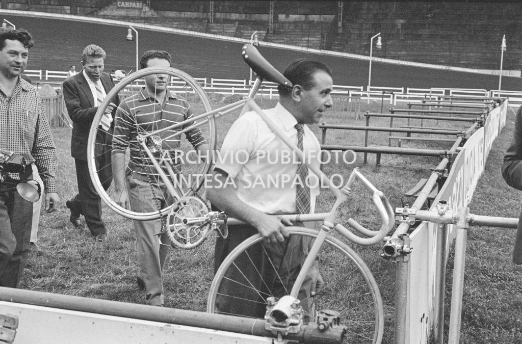 Il meccanico Giuseppe De Grandi, detto Pinella, al velodromo Vigorelli di Milano, imbraccia la bicicletta che ha preparato per Roger Rivière in vista del record dell'ora che il ciclista francese si sarebbe aggiudicato di lì a tre giorni